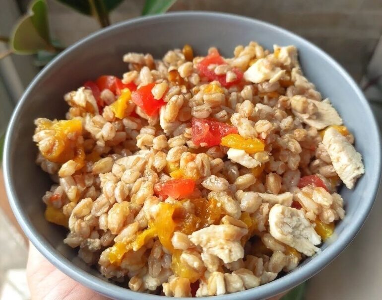 Insalata di farro con peperoni gialli, pomodori e pollo