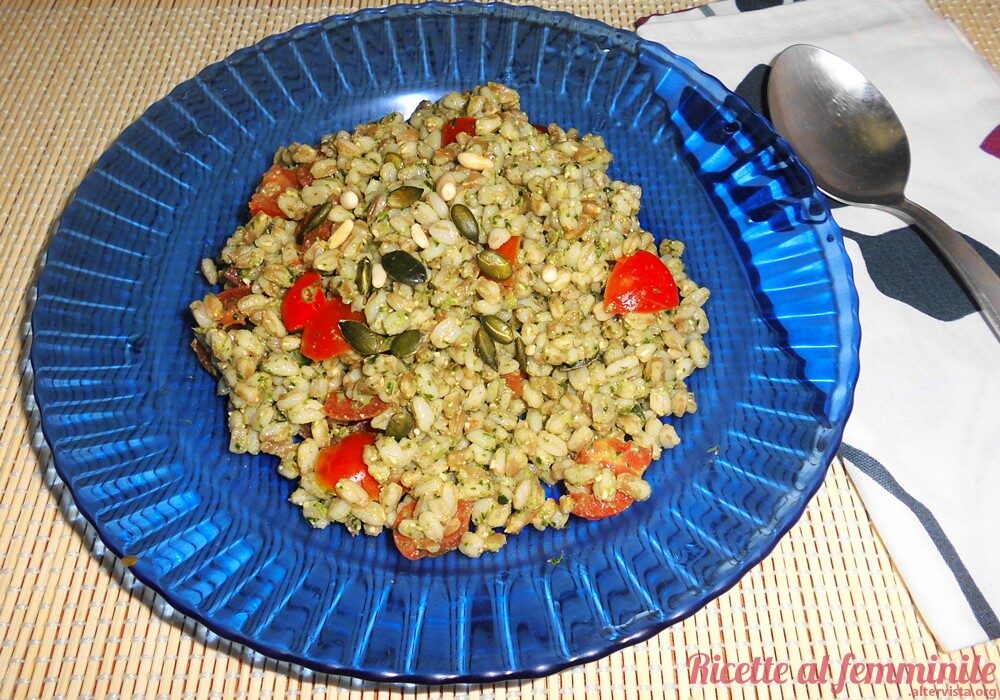 Insalata di farro con pesto e pomodorini