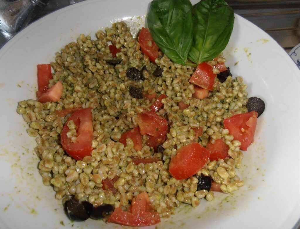 Insalata di farro con pesto,pomodori ed olive