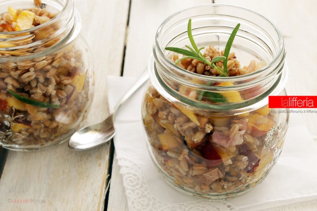 Insalata di farro con prosciutto e pesche