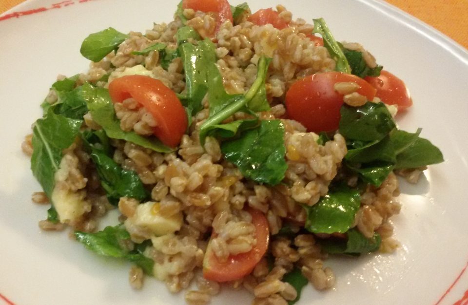 Insalata di farro con rucola, pomodorini e brie