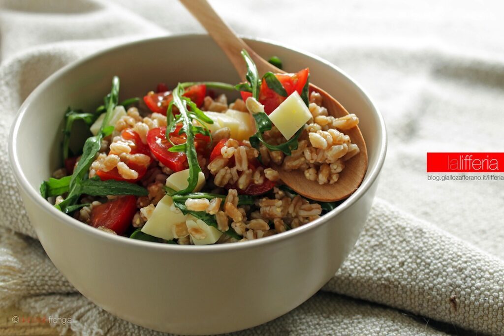 Insalata di farro con rucola, pomodorini e formaggio