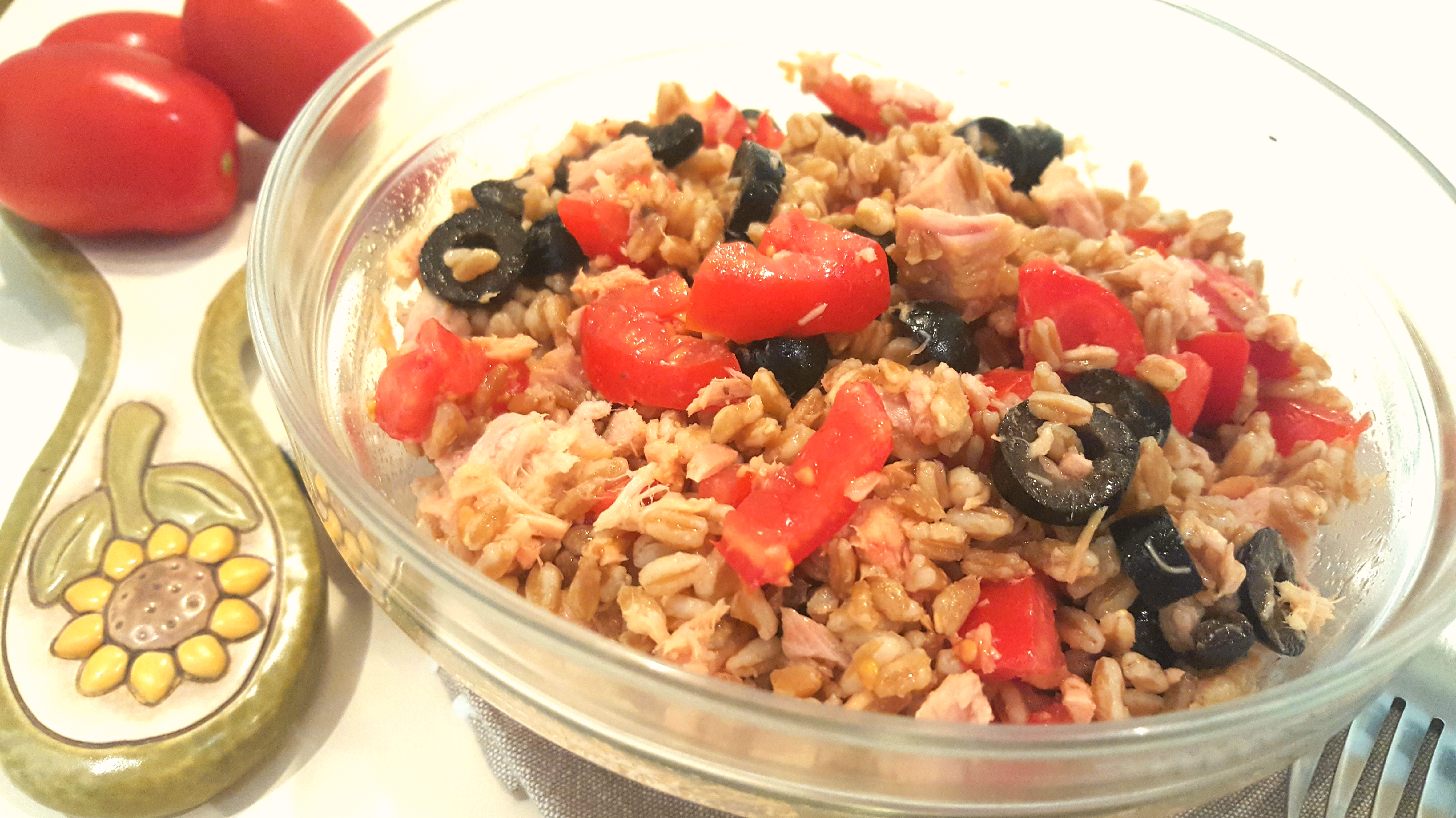 Insalata di farro con tonno e pomodorini
