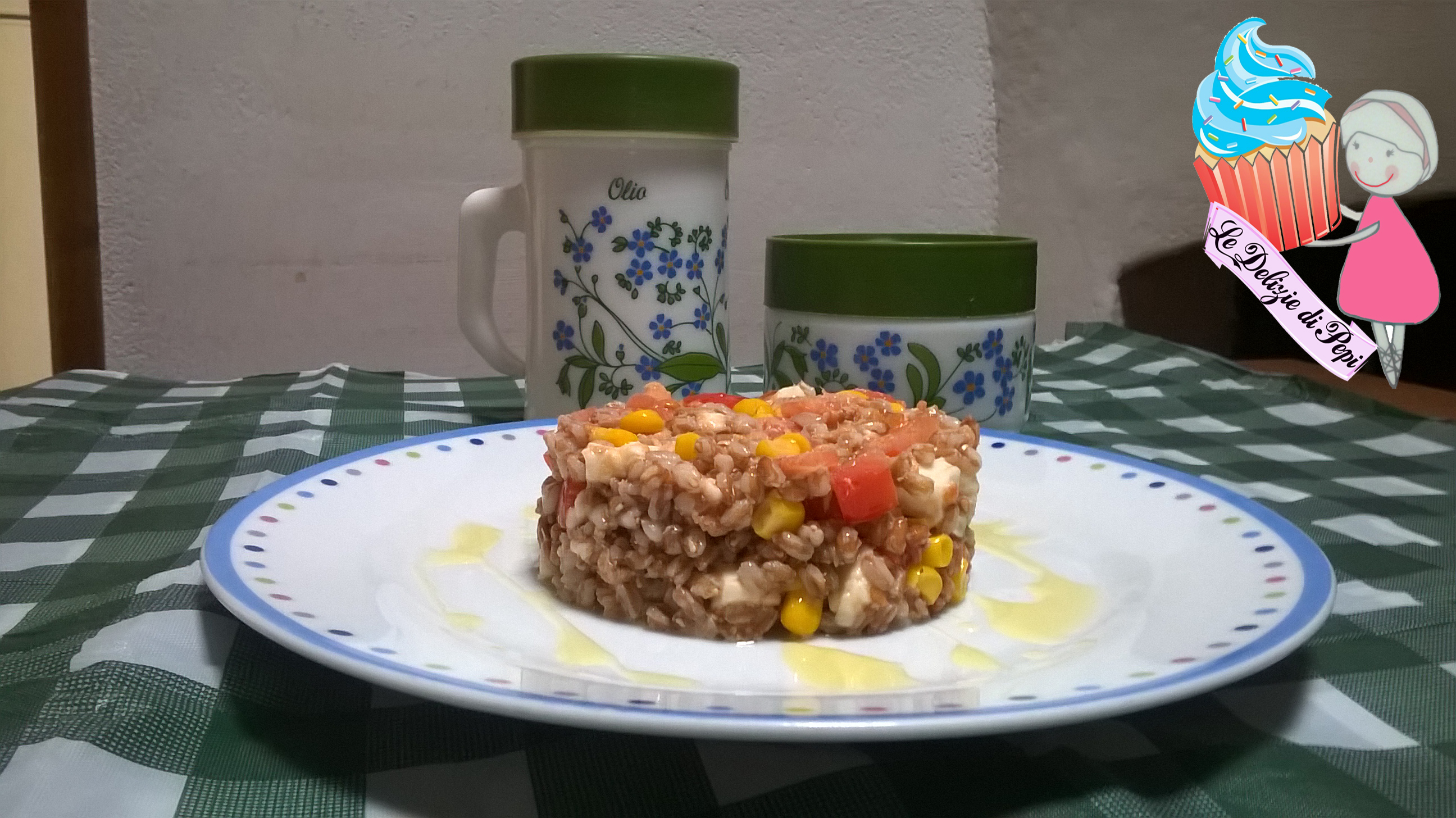 Insalata di farro con tonno pomodori mozzarella