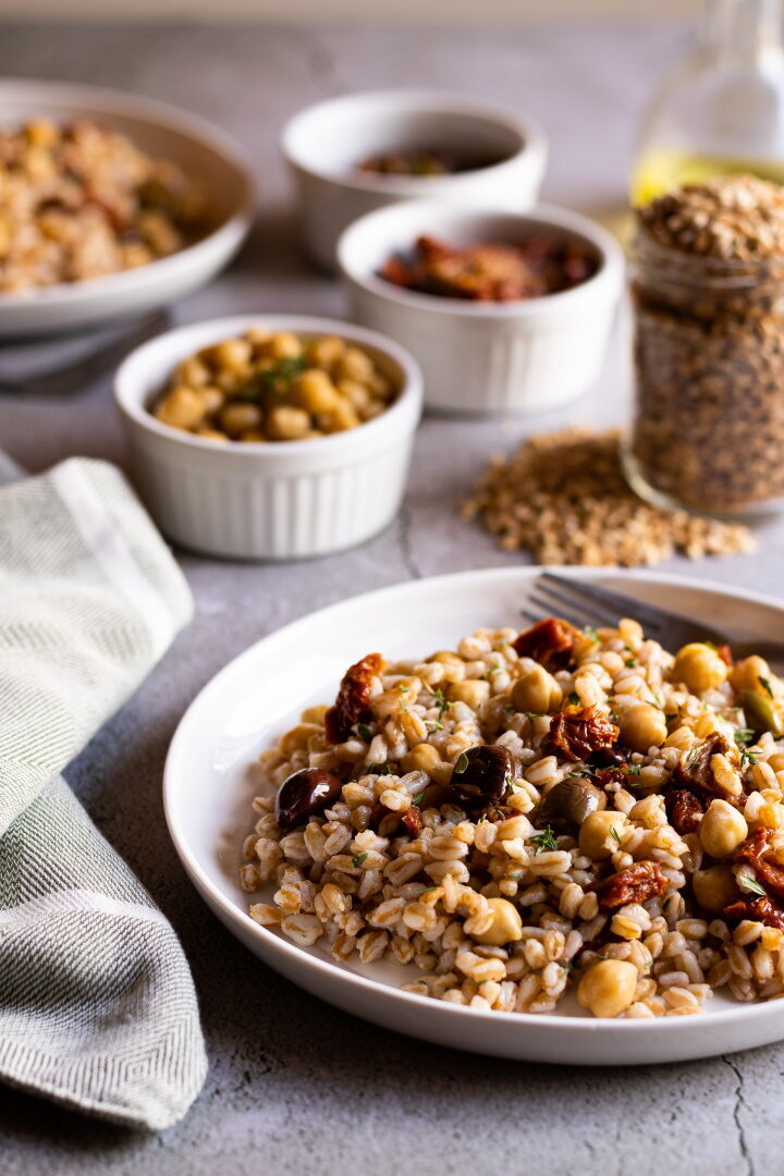 Insalata di farro e ceci con pomodori secchi
