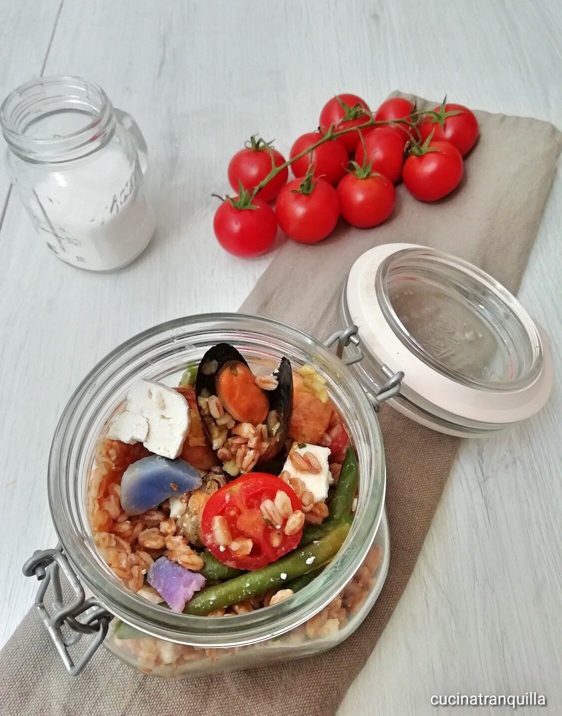 Insalata di farro e feta con frutti di mare