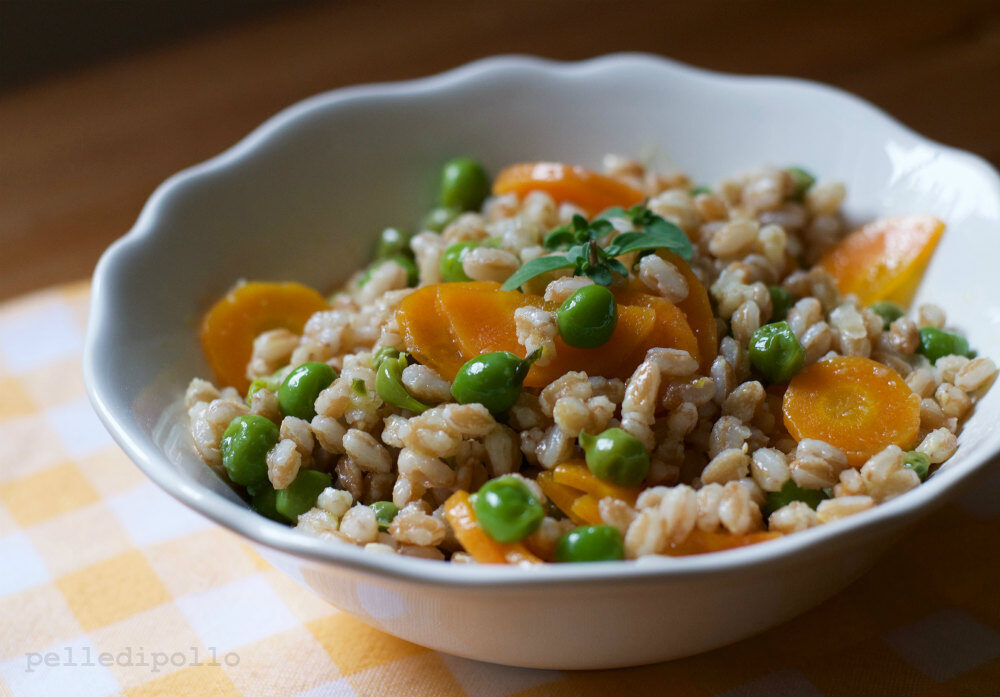 Insalata di farro e piselli alle erbe aromatiche