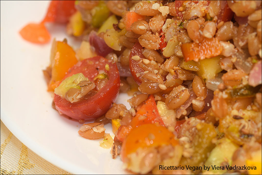 Insalata di farro integrale con le verdure estive