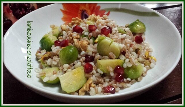 Insalata di farro, orzo, pistacchi, noci, cavoletti e melograno