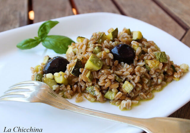 Insalata di farro, zucchine e pesto leggero di mandorle