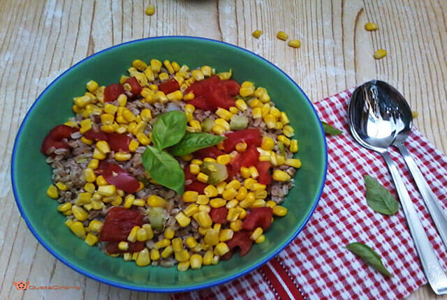 Insalata di farro, zucchine, pomodoro e mais