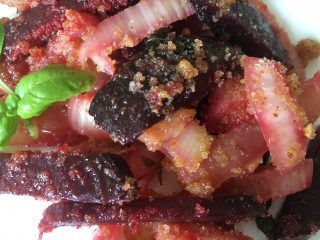 Insalata di finocchi e rape rosse croccanti con timo fresco, gratinati al forno