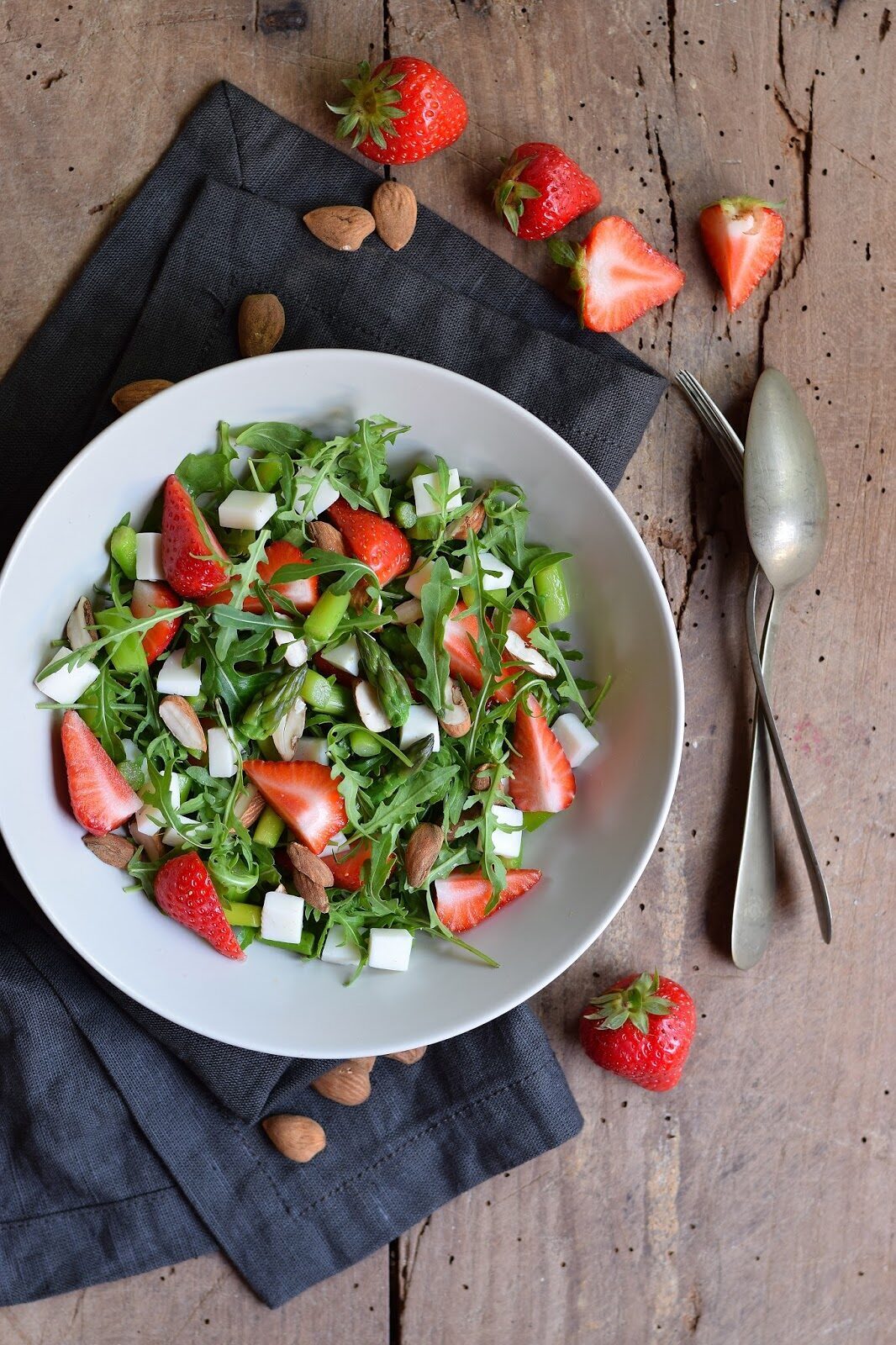 Insalata di fragole, asparagi e caprino
