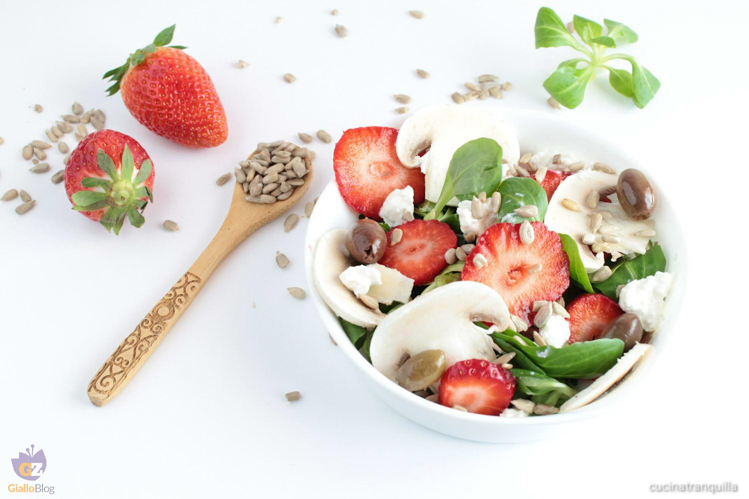 Insalata di fragole con fiocchi di latte e funghi