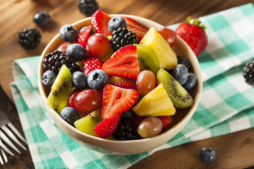 Insalata di frutta bio con semi di vaniglia e acqua di cocco