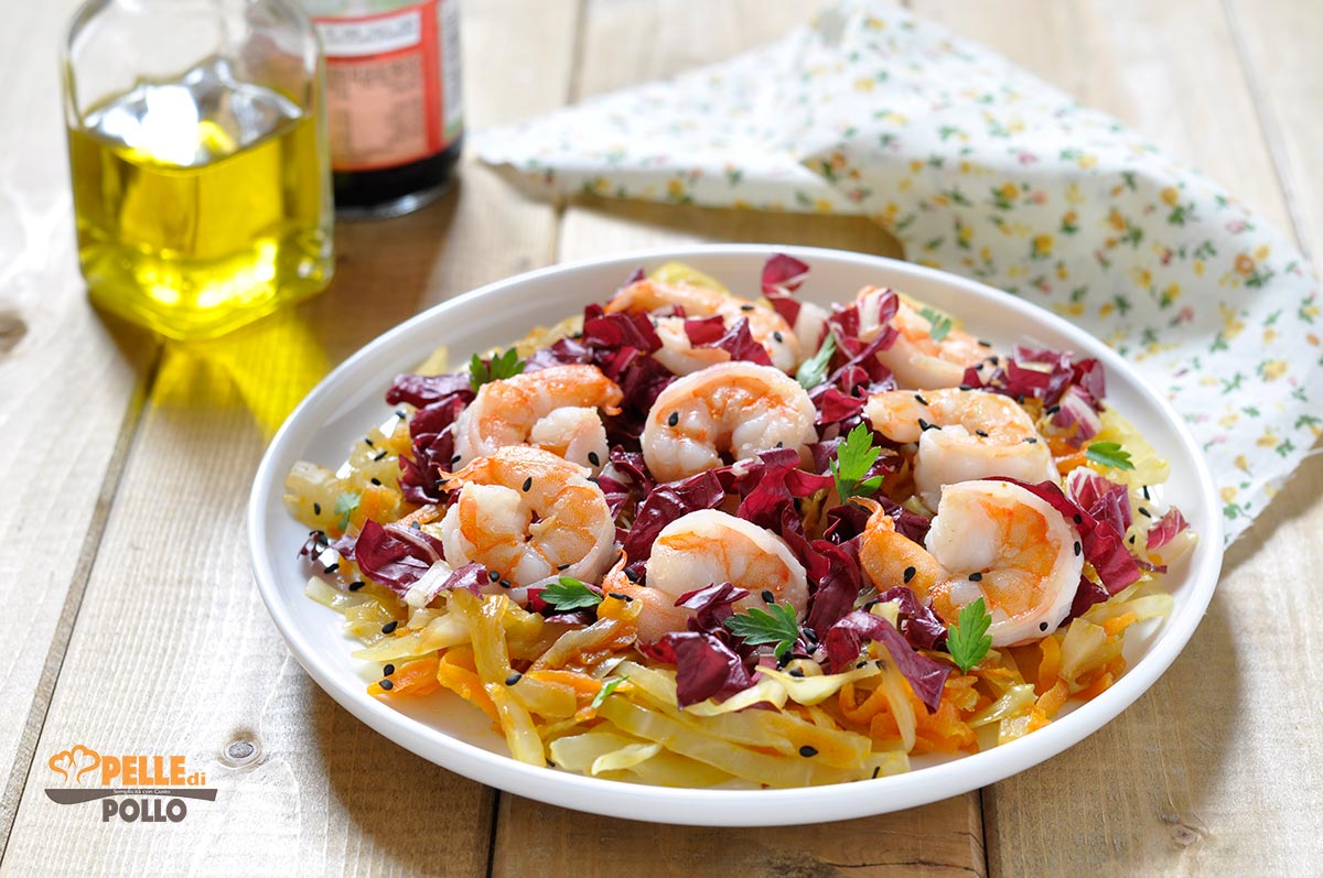 Insalata di gamberi con radicchio e cappuccio