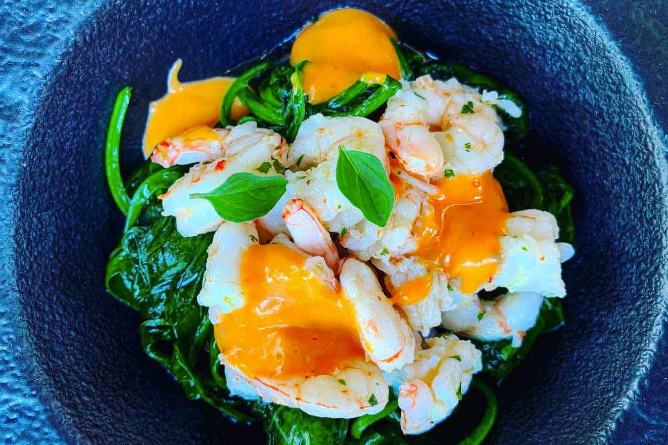 Insalata di gamberi e spinaci con salsa rosa