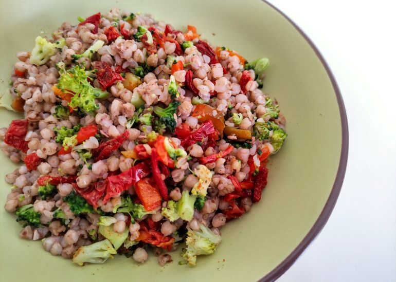 Insalata di grano saraceno con broccoli, peperoni e pomodori secchi