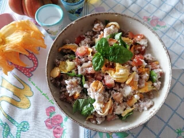 Insalata di grano saraceno con pomodori ricotta e fiori di zucca
