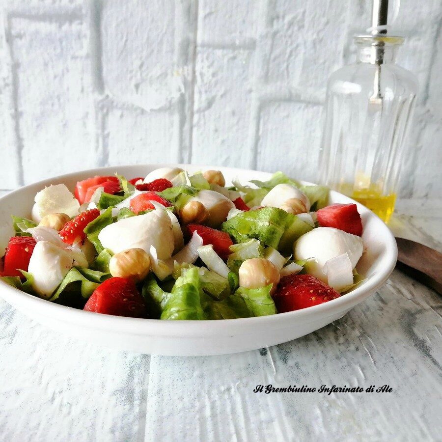 Insalata di indivia belga fragole e nocciole