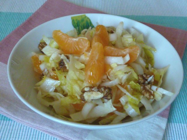 Insalata di invidia belga e mandarini