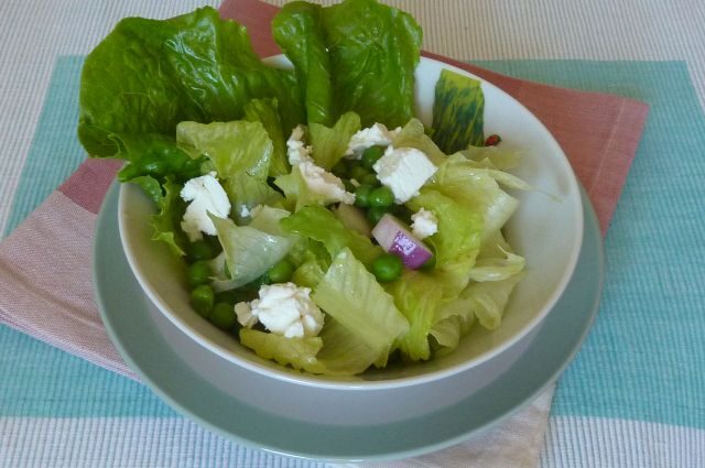 Insalata di lattuga piselli e feta