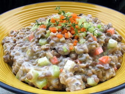 Insalata di lenticchie con brunoise di verdure e salsa di yogurt alla senape