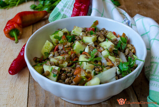 Insalata di lenticchie con cetrioli e peperoni