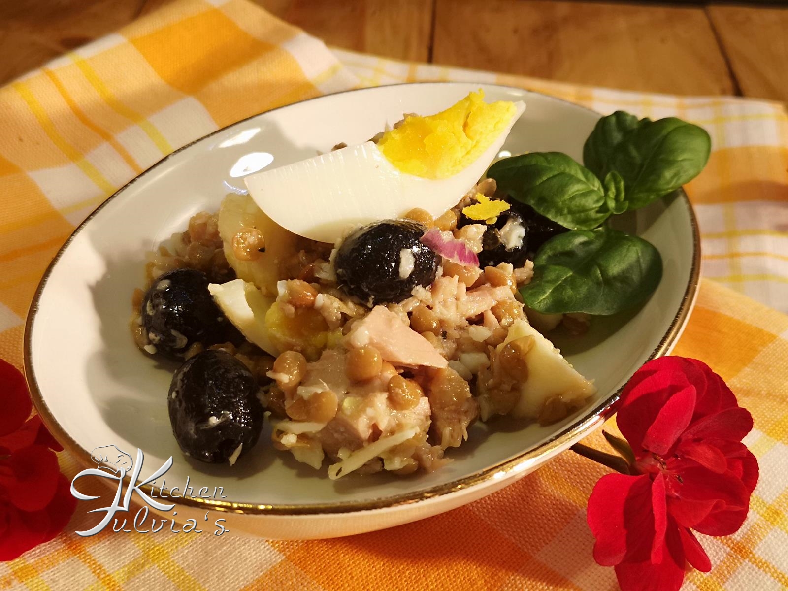 Insalata di lenticchie con tonno, mozzarella e uova sode – ricetta estiva