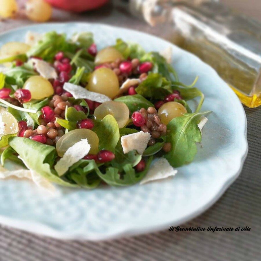 Insalata di lenticchie con uva, rucola e melograno