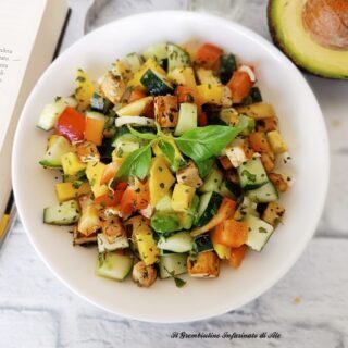 Insalata di mango, avocado e tofu