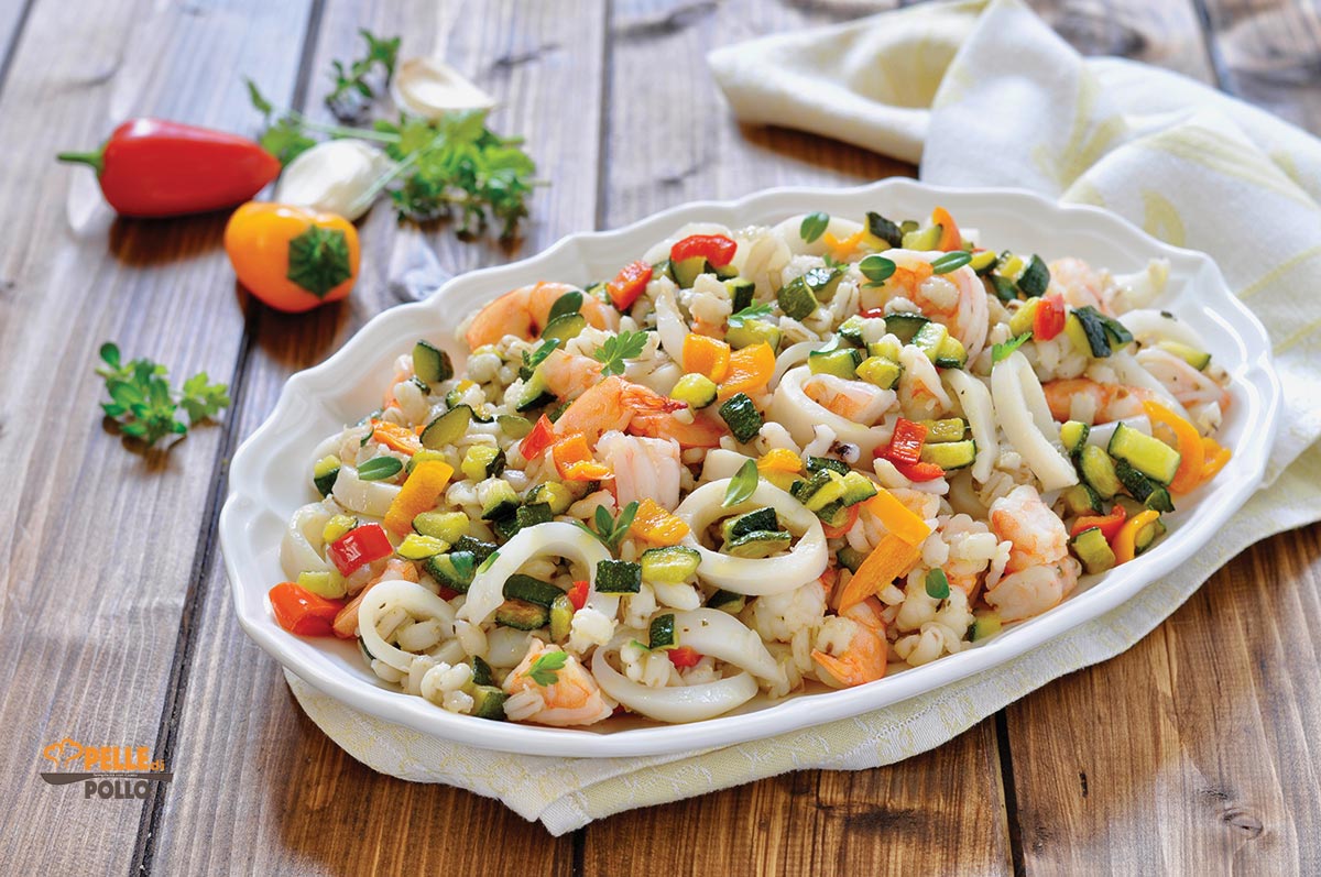 Insalata di mare con orzo e verdure