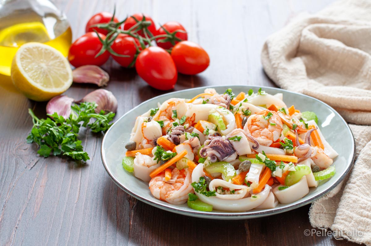 Insalata di mare semplice con le verdure