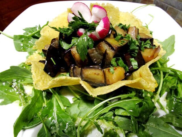 Insalata di melanzane in coppe di parmigiano