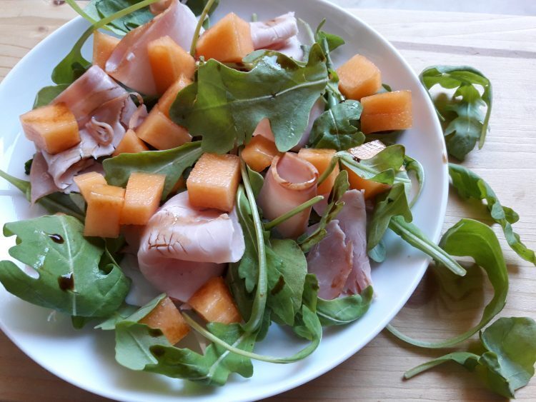 Insalata di melone, rucola e cotto