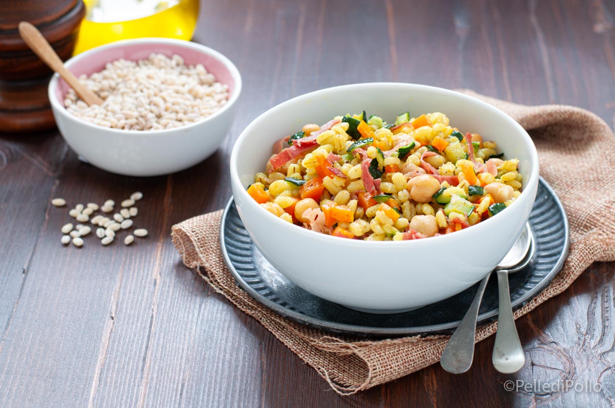 Insalata di orzo con ceci, verdure e zafferano