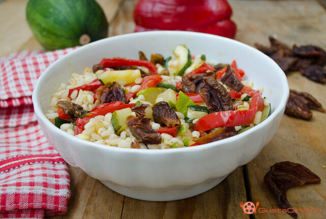 Insalata di orzo con prugne zucchine e peperoni