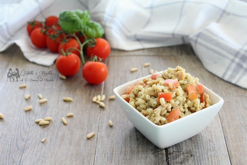 Insalata di orzo con salmone fresco e pesto