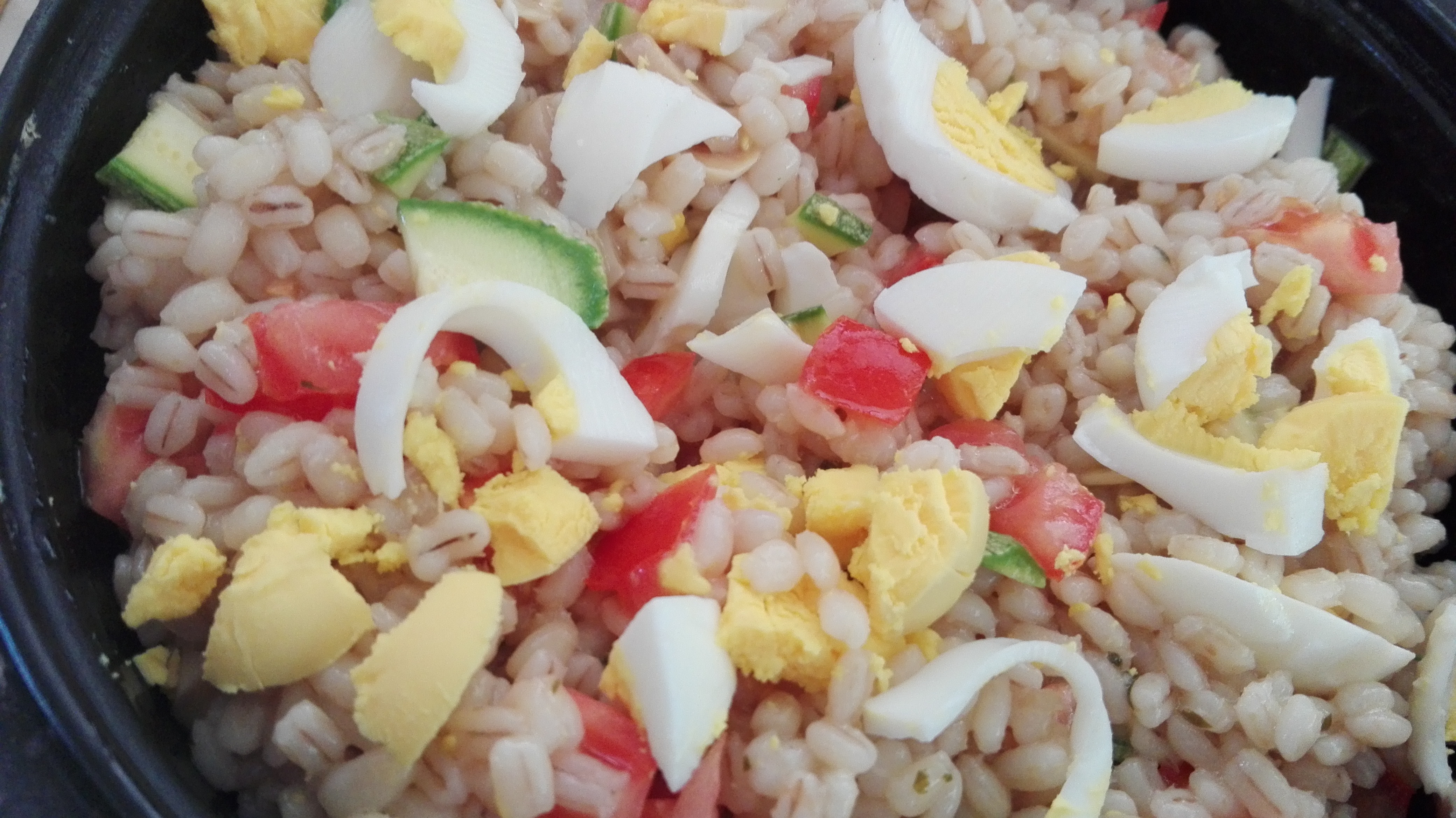 Insalata di orzo con verdure fresche