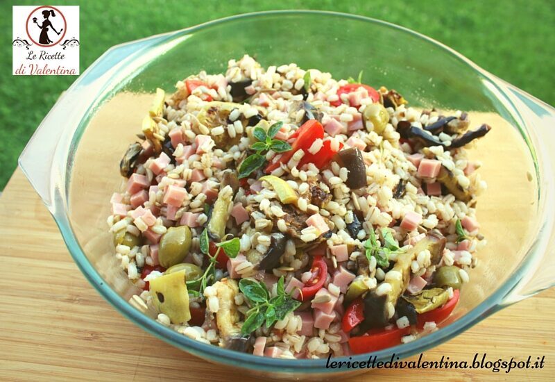 Insalata di orzo con verdure grigliate e prosciutto cotto
