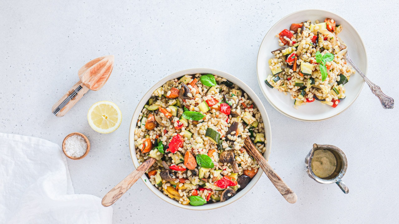 Insalata di orzo con verdure