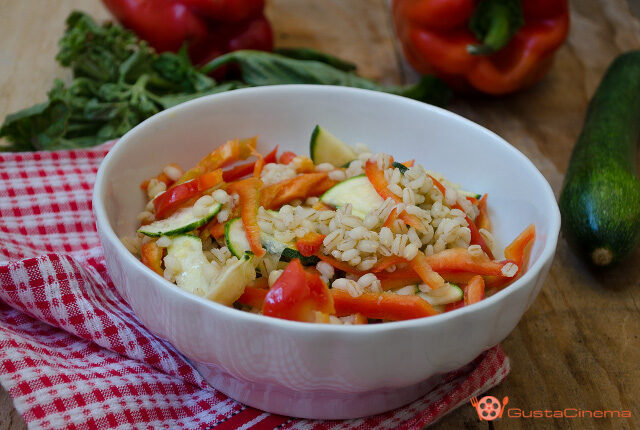 Insalata di orzo con zucchine e peperoni