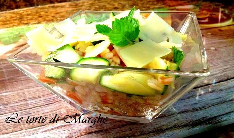 Insalata di orzo con zucchine e pomodori