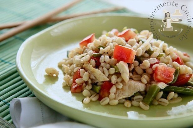 Insalata di orzo e pollo