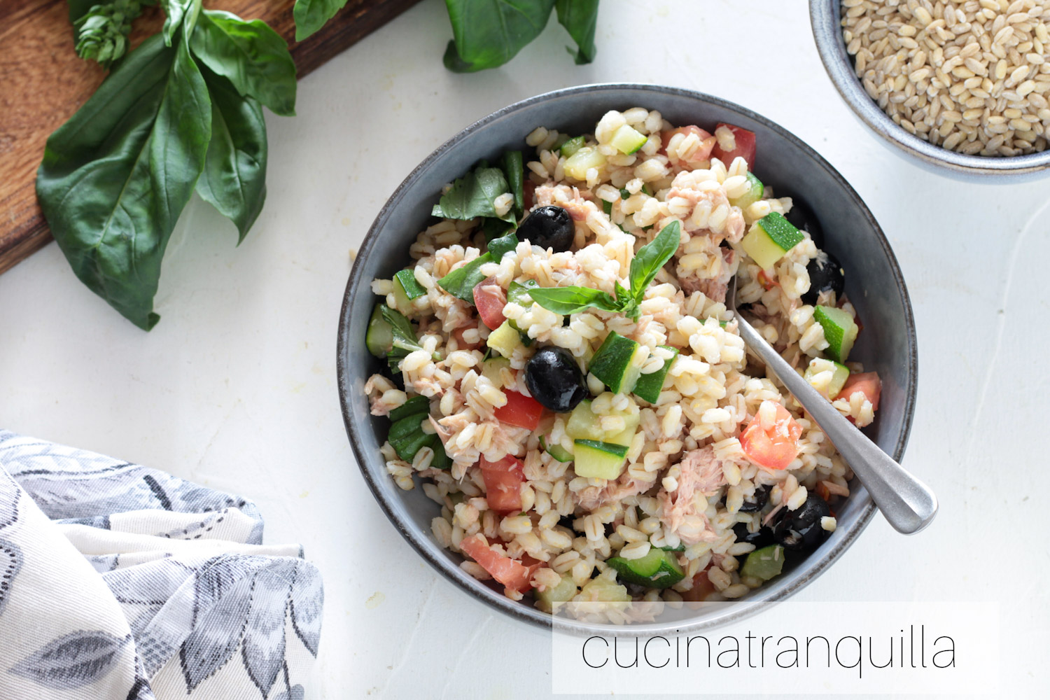 Insalata di orzo e tonno con zucchine