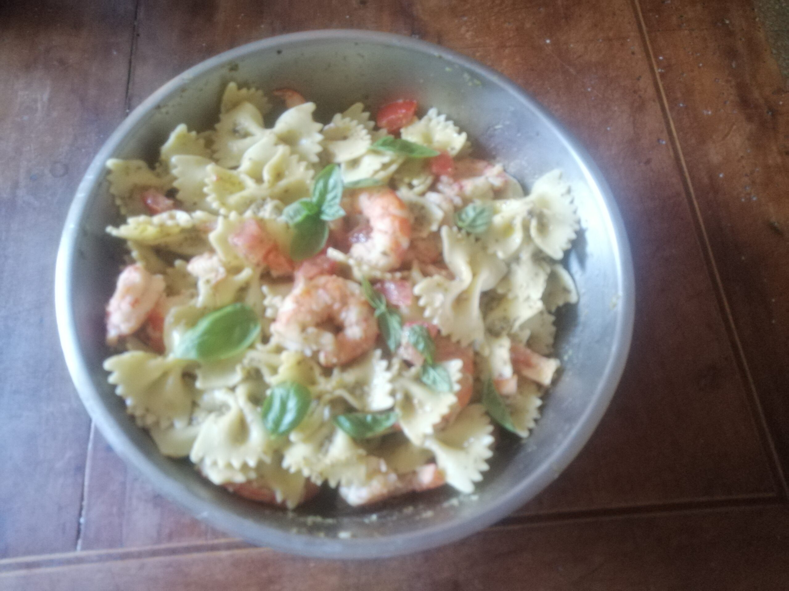 Insalata di pasta al pesto di rucola e gamberi