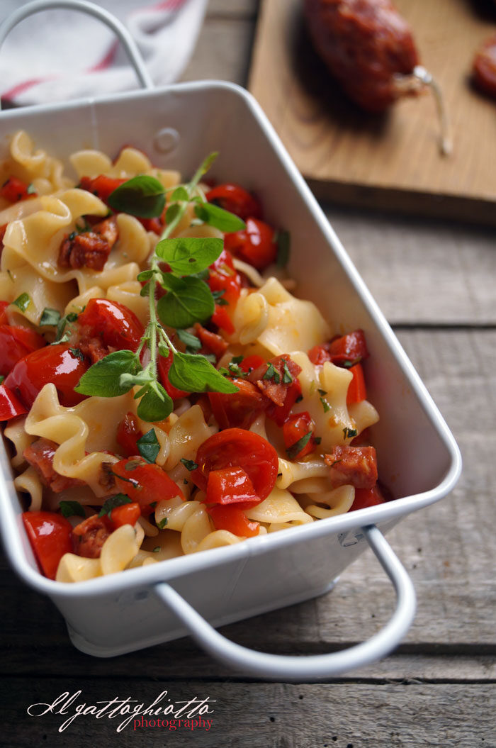 Insalata di pasta con peperoni, pomodorini e chorizo