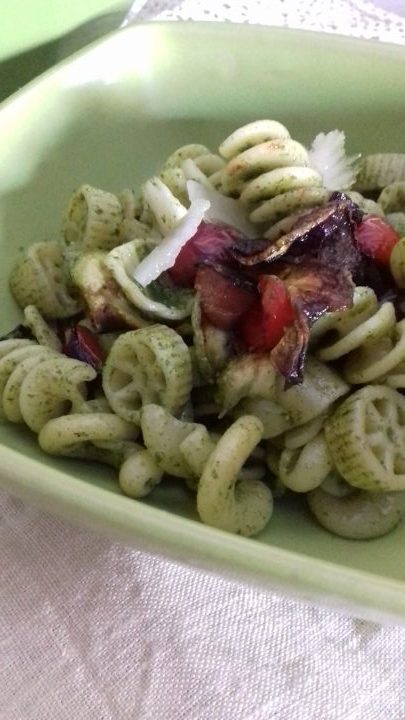Insalata di pasta con pesto e verdure