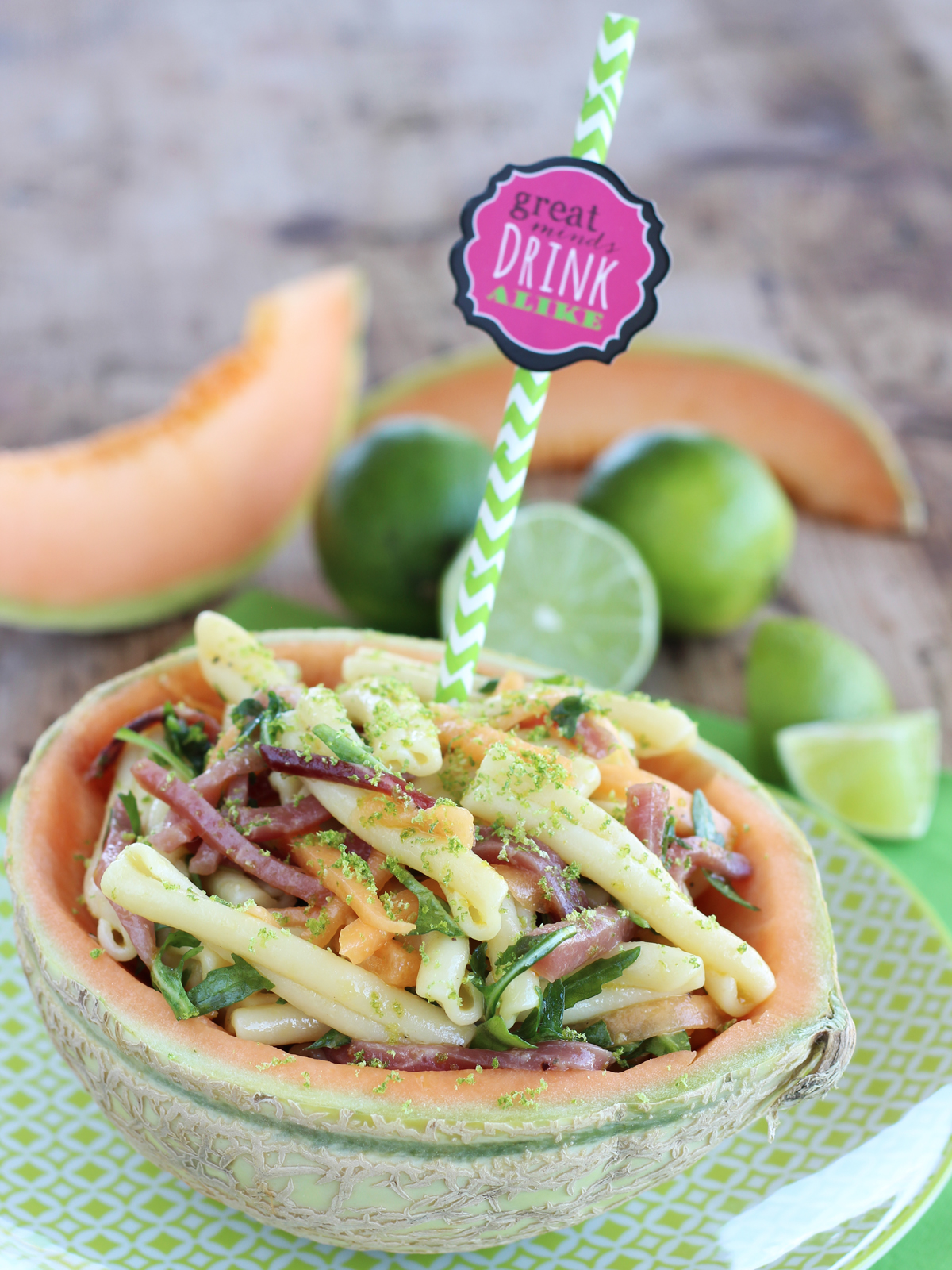 Insalata di pasta con speck, melone cantalupo, rucola e lime