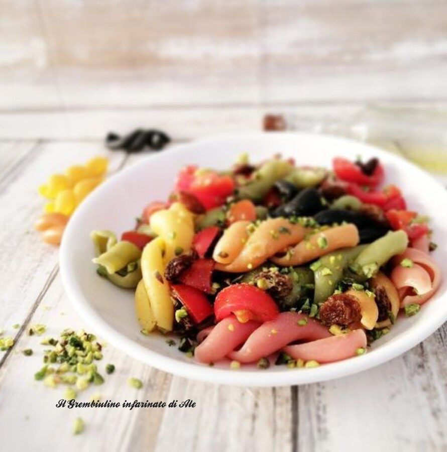 Insalata di pasta con uvetta e granella di pistacchi